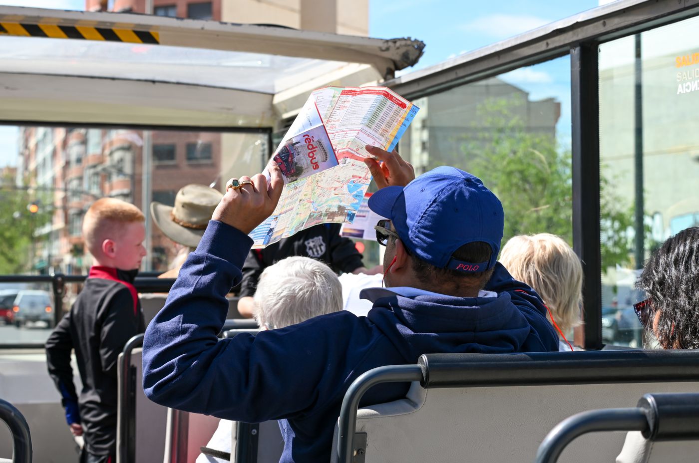 Turistas recorriendo la ciudad en un bus panorámico con un mapa
